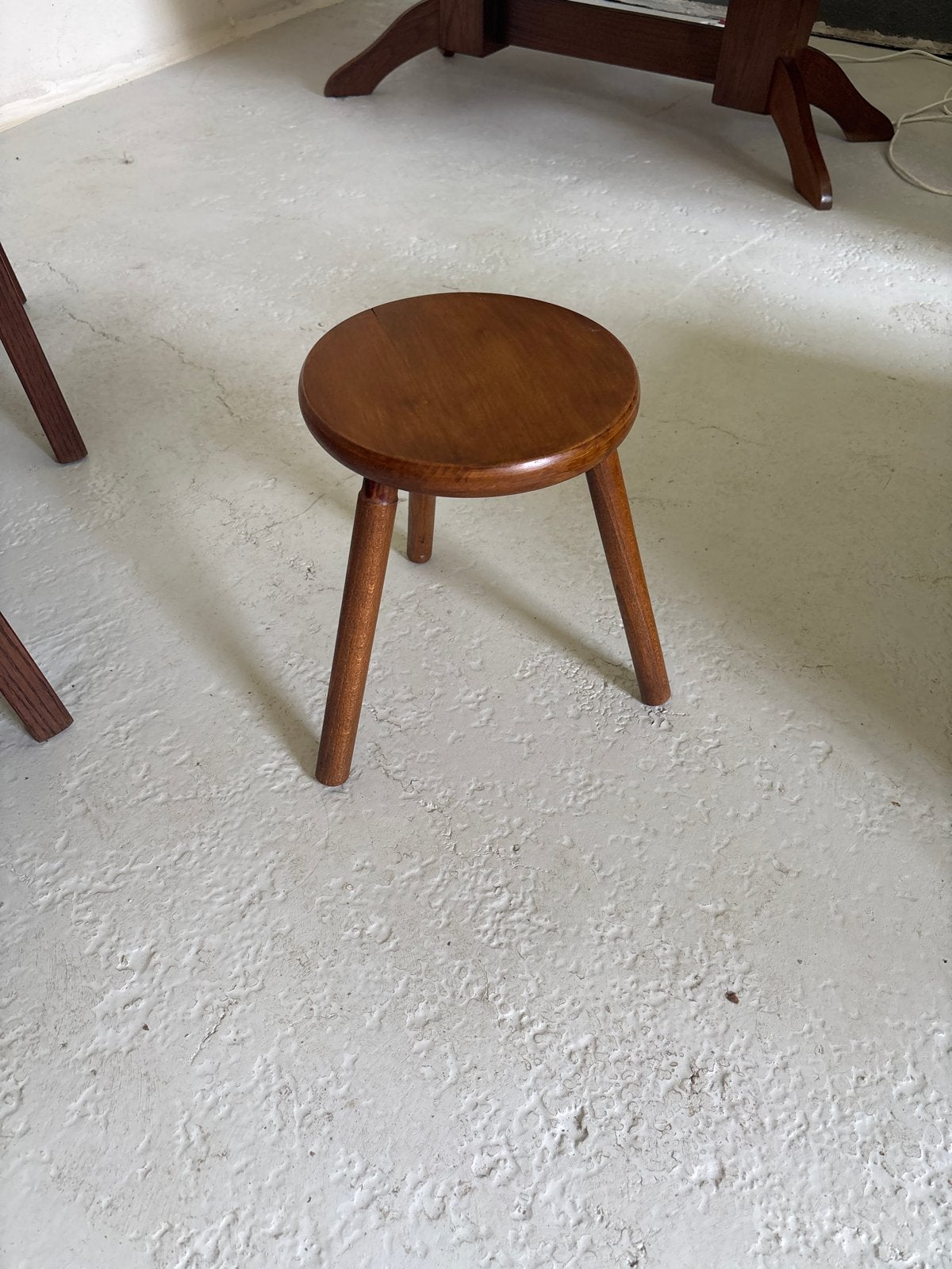 Vintage houten krukje - massief hout, Huis en Inrichting, Krukjes, Ophalen of Verzenden, Gebruikt, Hout