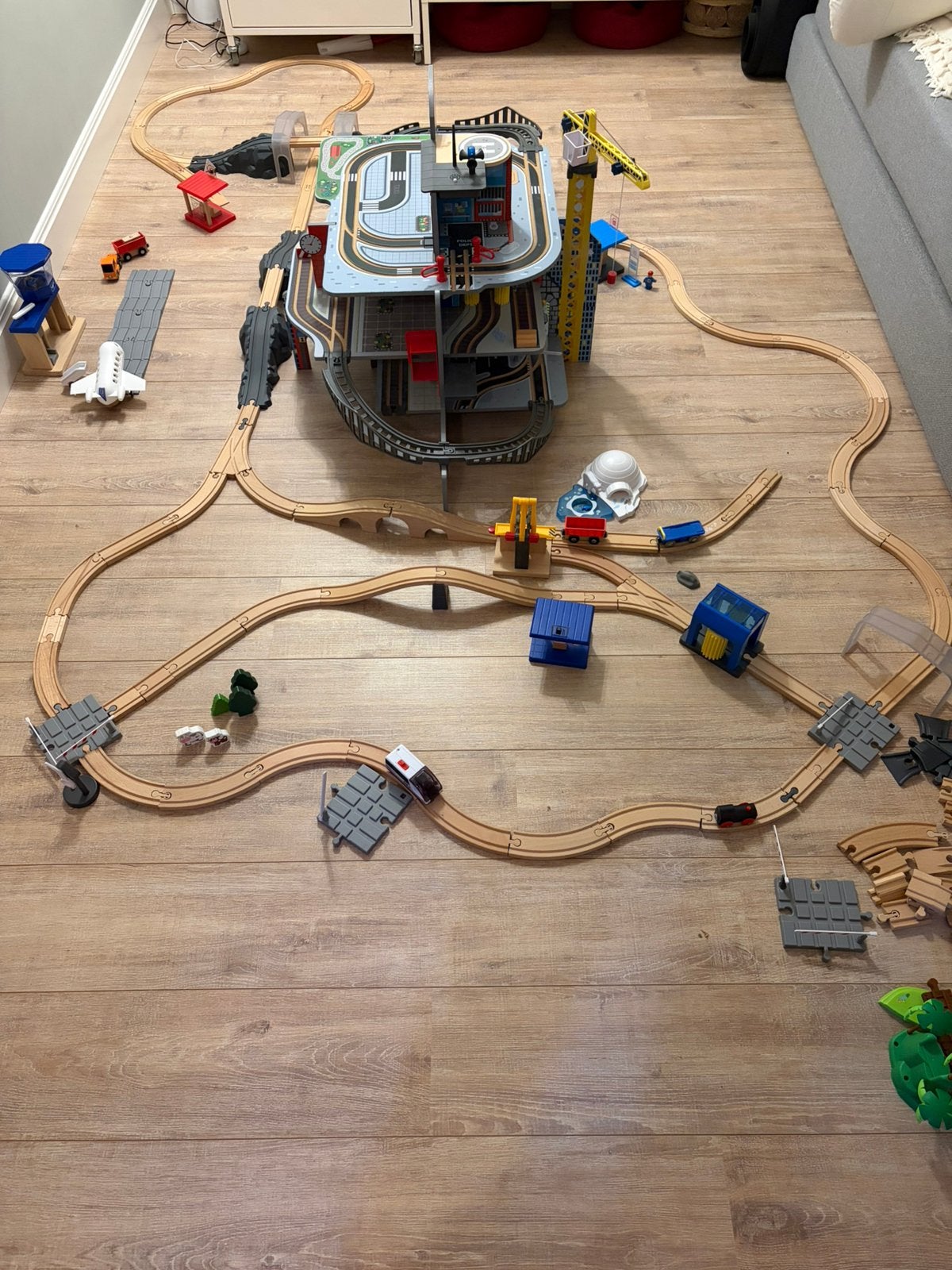 Treinbaan met garage, Kinderen en Baby's, Speelgoed | Speelgoedvoertuigen, Ophalen, Zo goed als nieuw