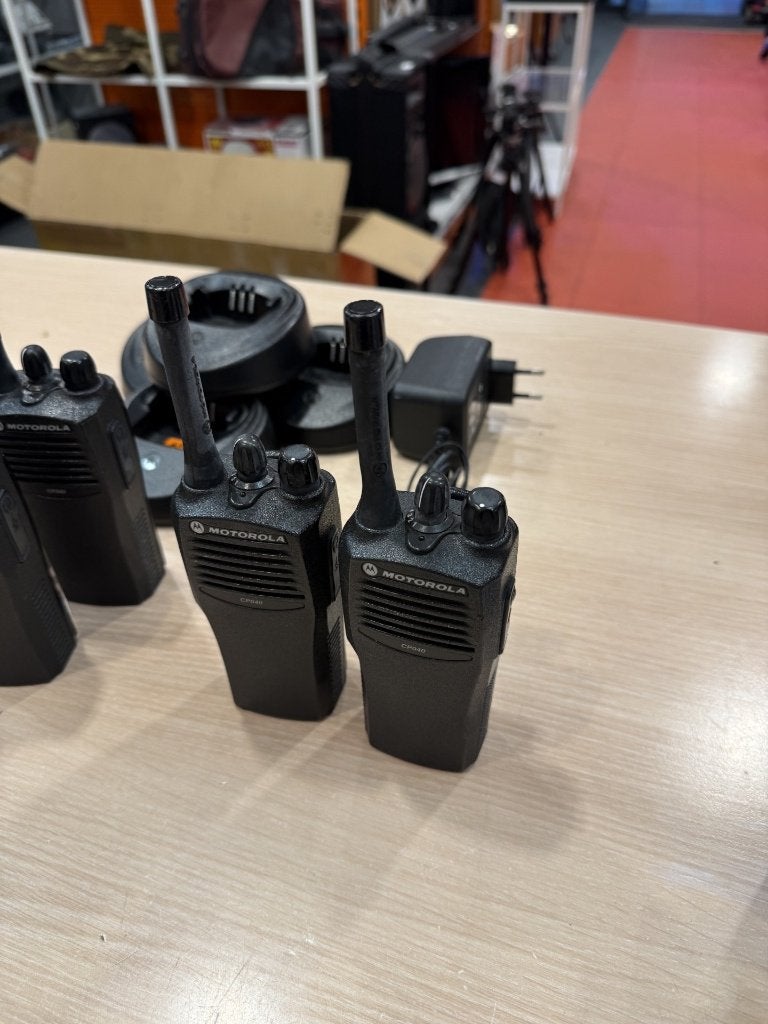 Motorola CP040 portofoons x 4 met laders, Gebruikt, Info@motorola.nl, Portofoon of Walkie-talkie, Met broekklem