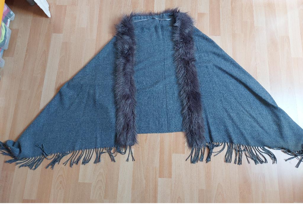 Omslagdoek met bontrand, Ophalen of Verzenden, Zo goed als nieuw, Maat 42/44 (L), Grijs