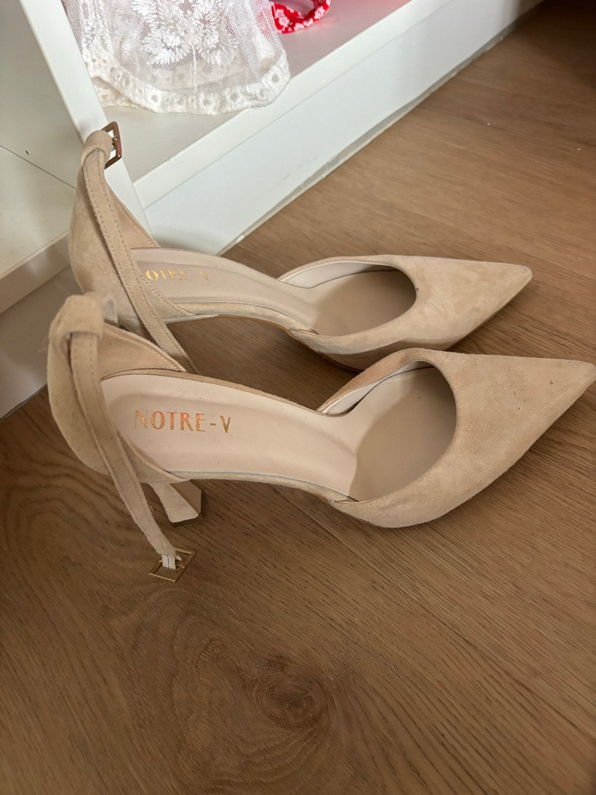 NOTRE-V Pumps - Beige suède hakken maat 38, Kleding | Dames, Schoenen, Ophalen of Verzenden, Zo goed als nieuw, Beige, Pumps