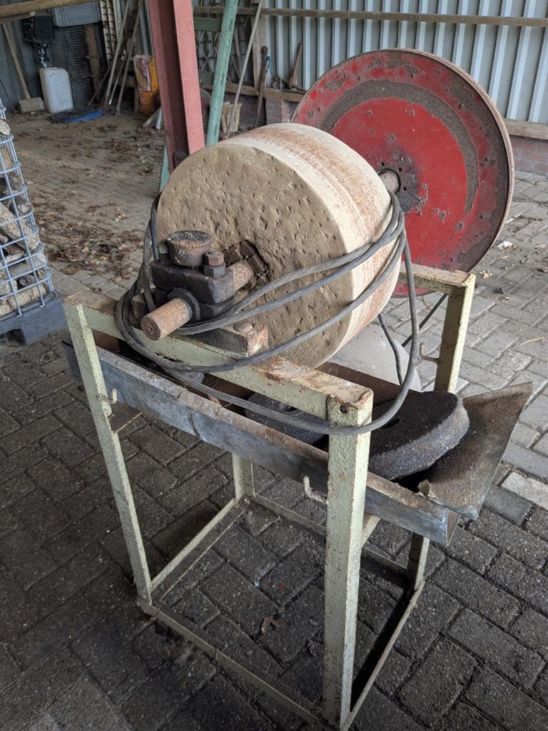 Oude slijpsteen met electromotor, Ophalen