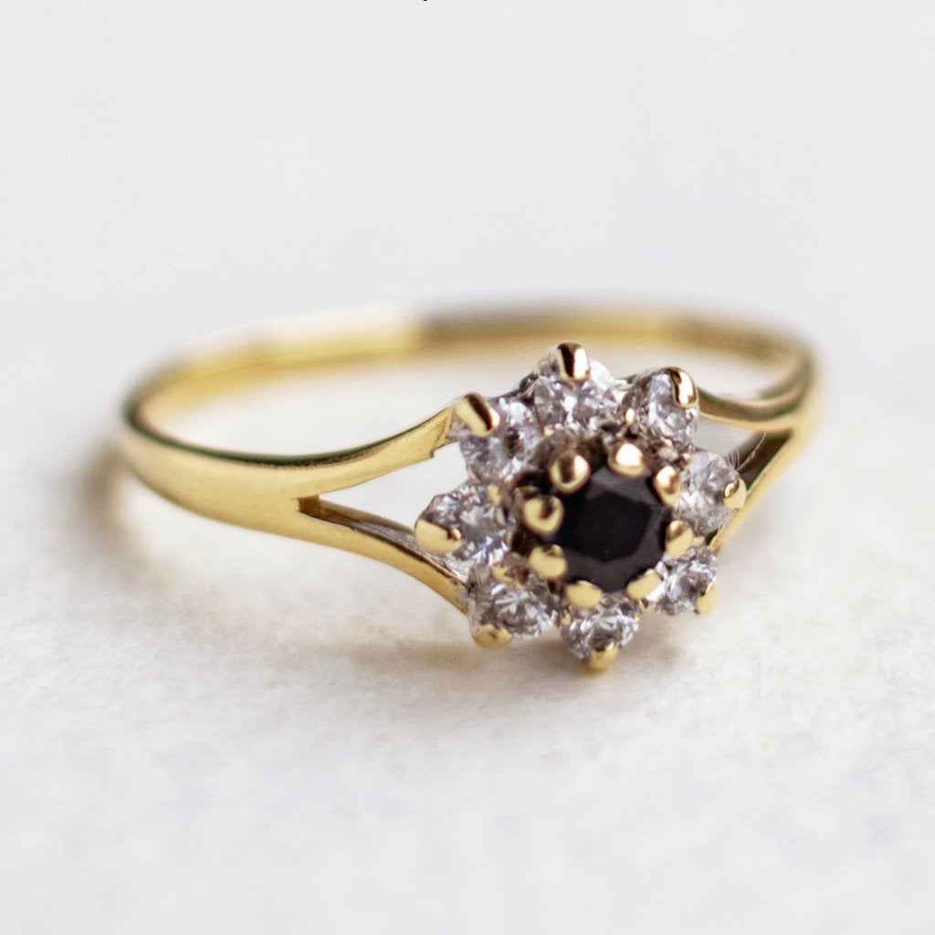 Vintage 9K gouden cluster ring met saffier en cz - maat 18, Sieraden, Tassen en Uiterlijk, Ringen, 18 tot 19, Ophalen of Verzenden