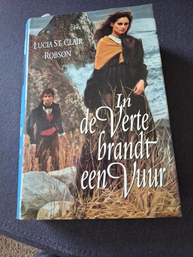 L. Saint C Robson - In de verte brandt een vuur, Ophalen of Verzenden, Zo goed als nieuw, L. Saint C Robson