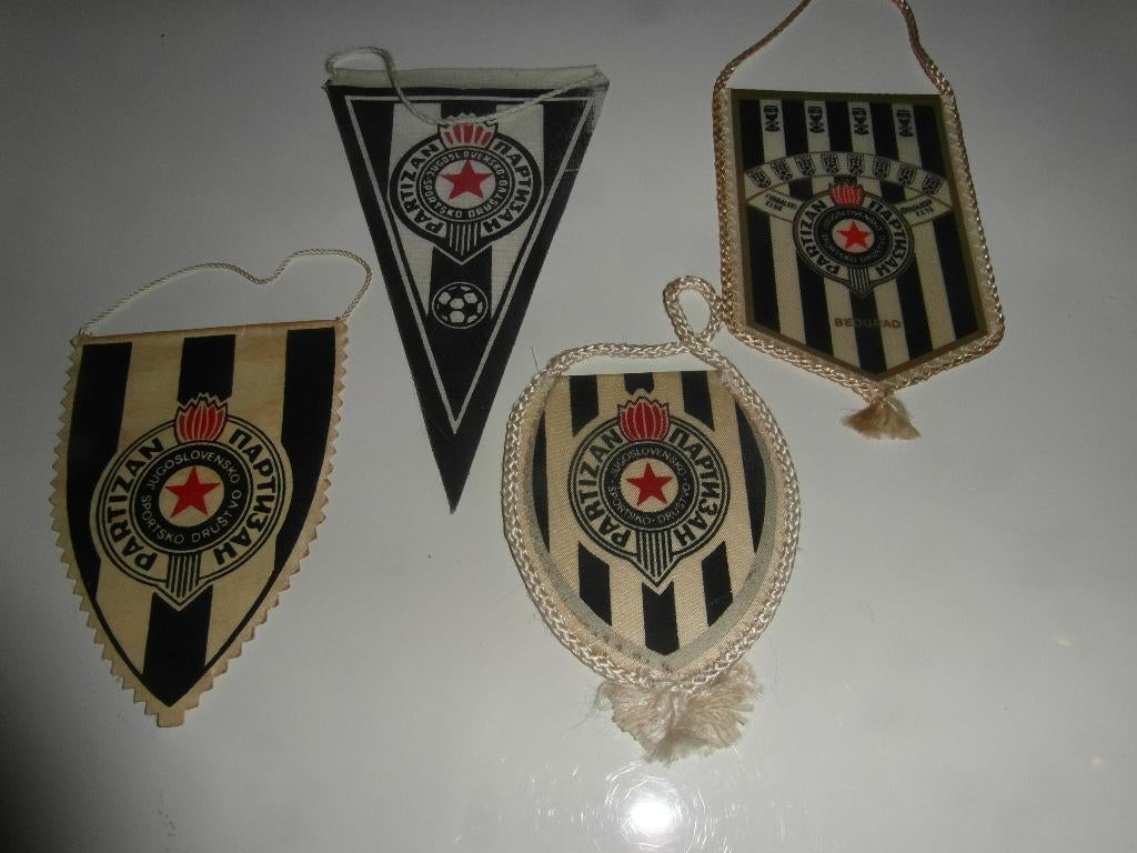 4 x voetbal mini vaantjes partizan belgrado beograd, Ophalen of Verzenden, Zo goed als nieuw, Buitenlandse clubs, Vaantje of Sjaal