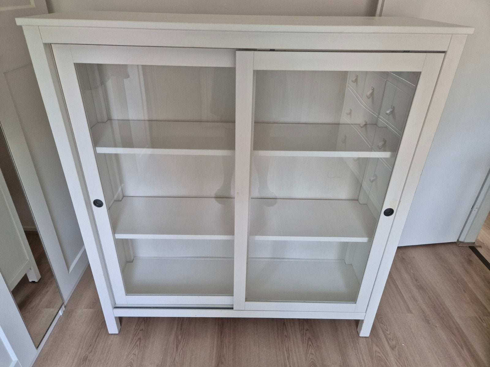 Witte vitrinekast met glazen schuifdeuren, Ophalen, 100 tot 150 cm, Glas, 100 tot 150 cm