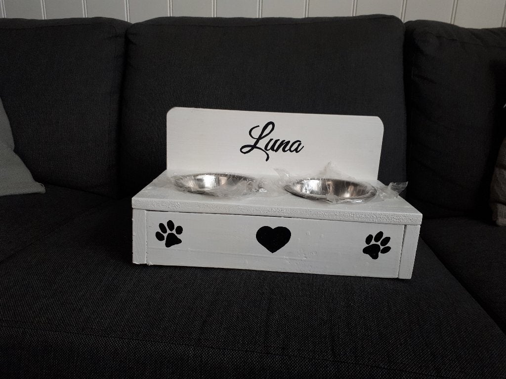 Luxe Houten Voerbakstandaard met Achterwand voor Hond & Kat!, Dieren en Toebehoren, RW Houtidee – handgemaakte houten voerbakstandaards voor hond en kat. Met RVS bakken, achterwand, kleur, naam en afbeelding naar wens. Diverse maten en hoogtes mogelijk. Praktisch, stijlvol, persoonlijk en uniek maatwerk voor elke hond en kat voor thuis!