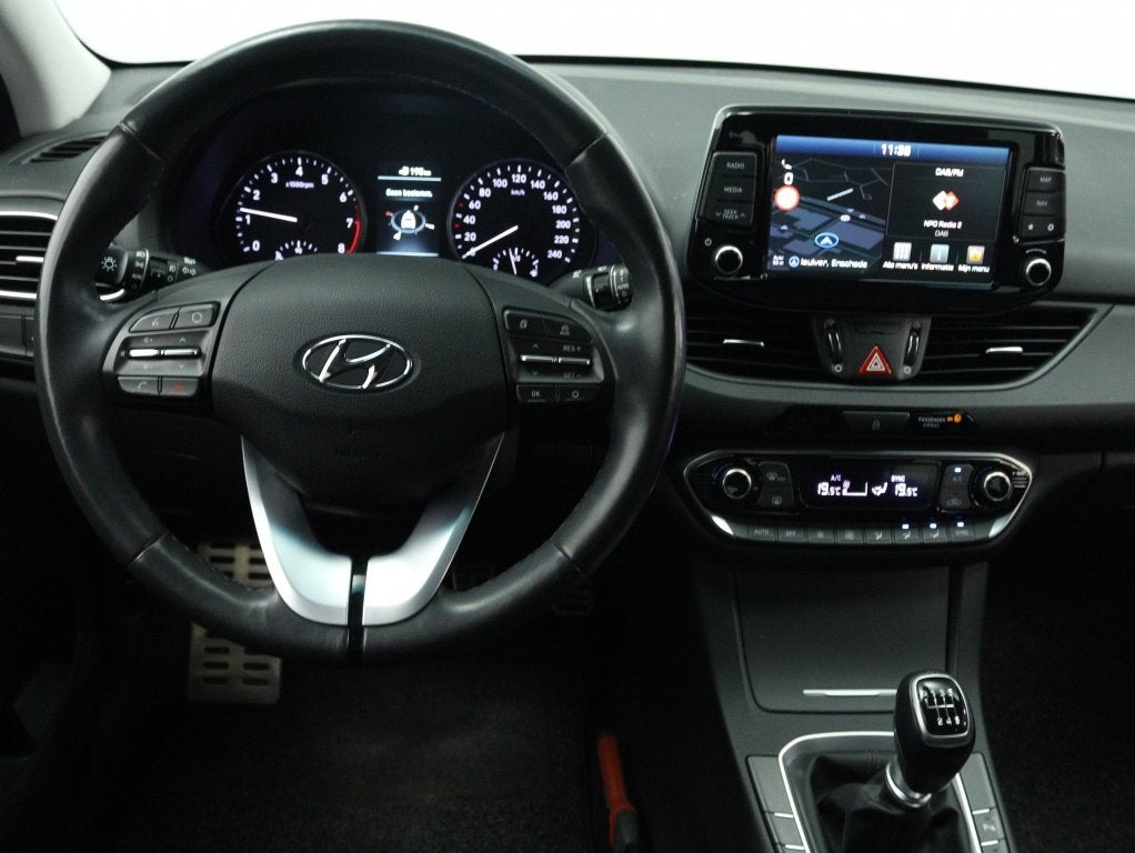 Hyundai i30 Fastback 1.0 T-GDI Premium | Trekhaak | Navigati, Auto's, Keurmerk '100% Onderhouden', 12 maanden, Gebruikt, Leder en Stof