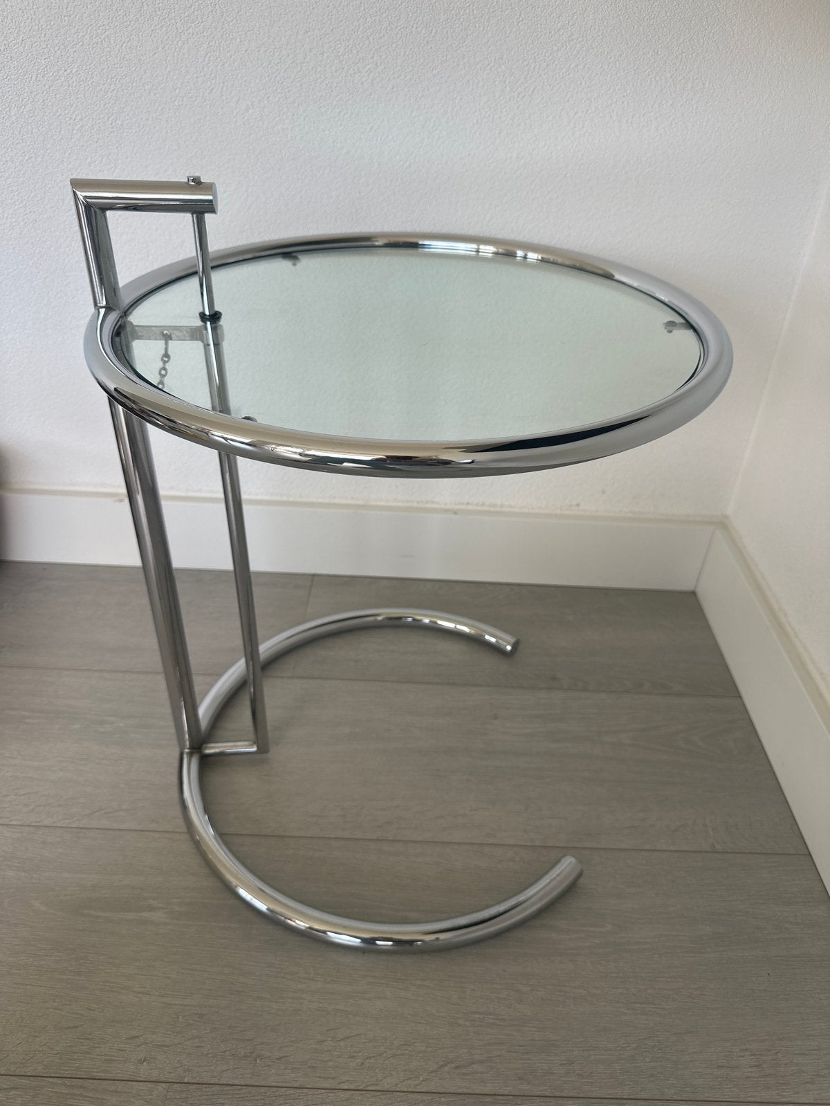 Eilleen Gray bijzettafel met glazen blad en chromen frame, Minder dan 55 cm, Gebruikt, Metaal of Aluminium, Rond