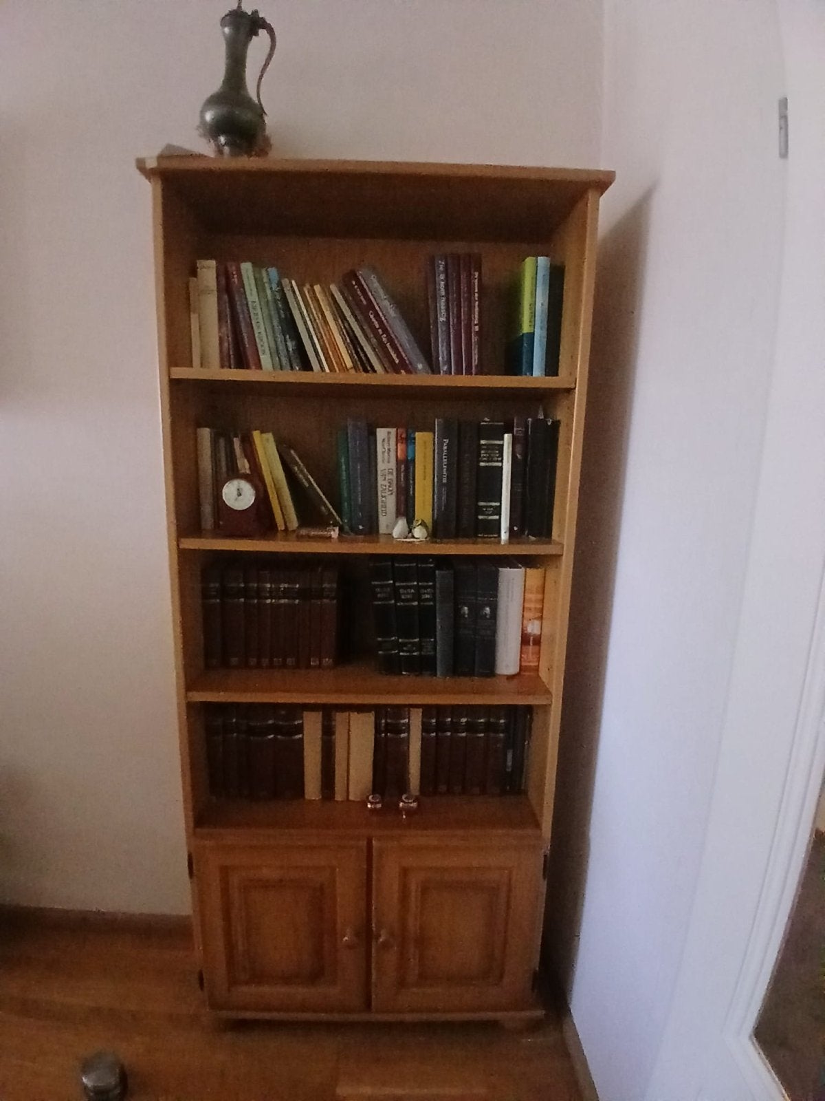 Houten Boekenkast met Deuren - Klassiek Design, Ophalen, Gebruikt, Eikenhout, 50 tot 100 cm