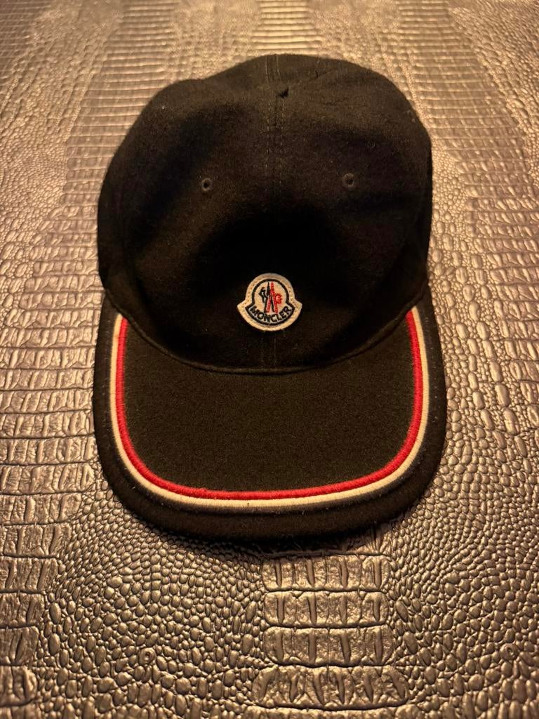 Moncler pet, Ophalen of Verzenden, Zo goed als nieuw