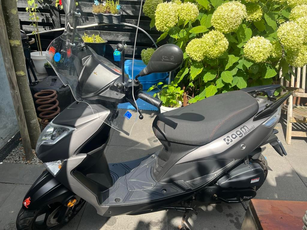 Zo goed als nieuwe AGM scooter uit 2024 met 2125 km, Ophalen, Zo goed als nieuw, Benzine, Overige modellen