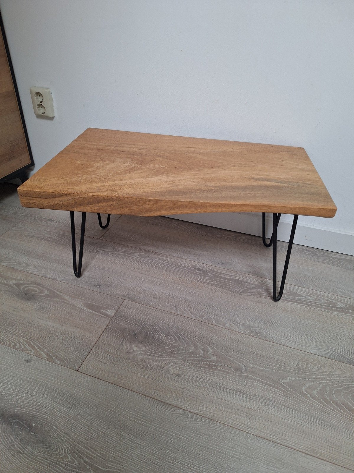 Houten bijzettafel met metalen hairpin poten, Gebruikt, 50 tot 100 cm, Industrieel, Modern, 50 tot 100 cm