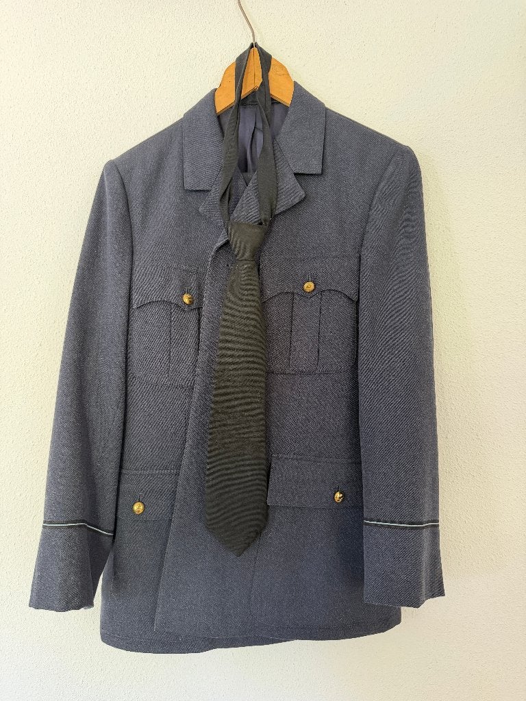 Compleet uniform Koninklijke Luchtmacht 1971 / 1983, Verzamelen, Ophalen of Verzenden, Luchtmacht, Nederland, Kleding of Schoenen