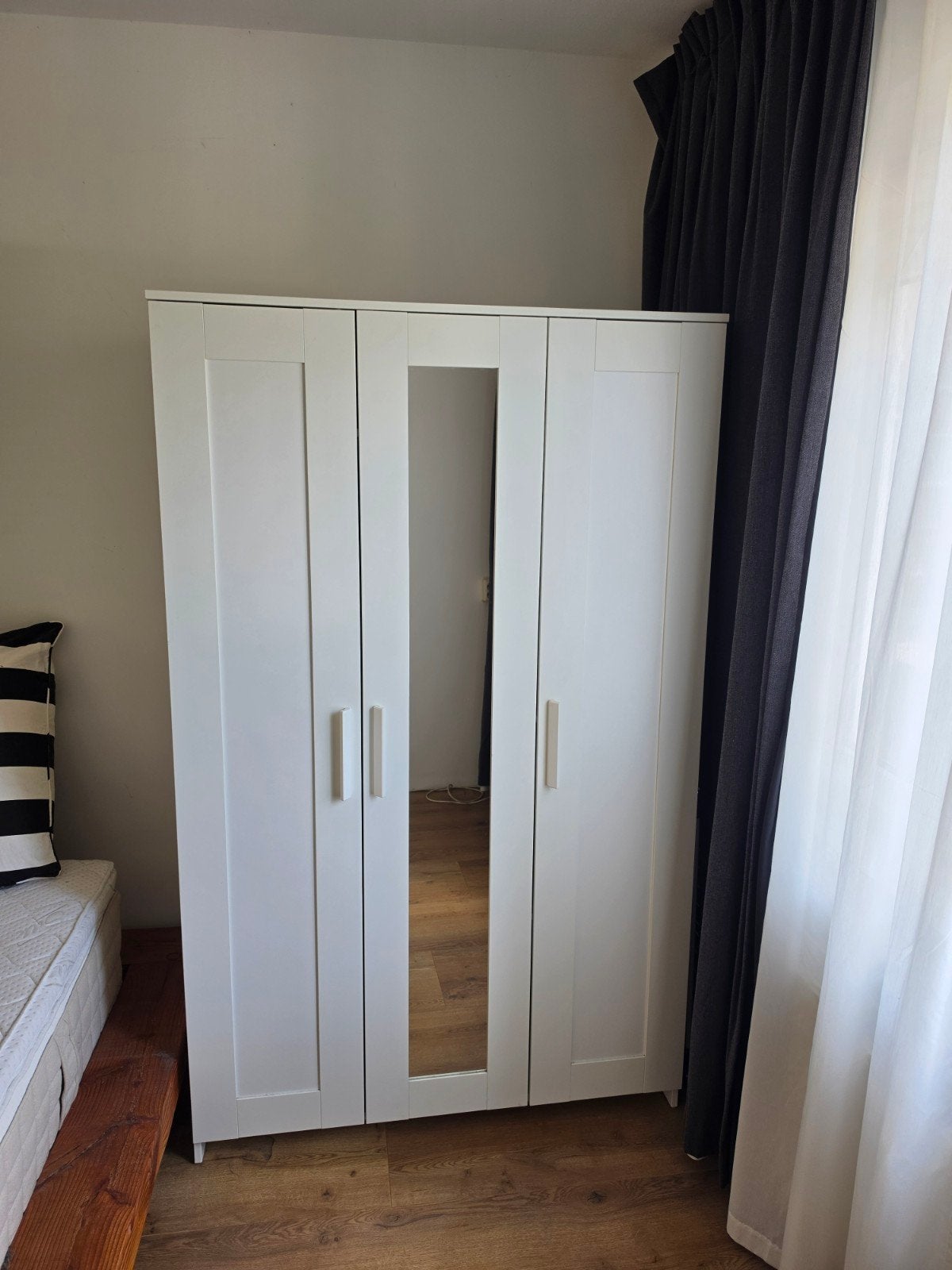 IKEA BRIMNES kledingkast 3-deurs met spiegel – wit, Ophalen, Met deur(en), Gebruikt, 100 tot 150 cm