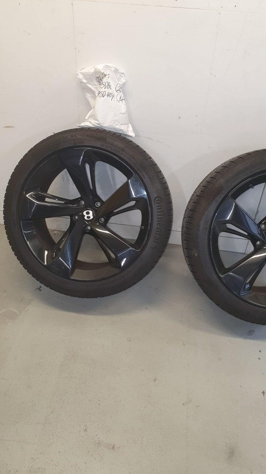 Originele Bentley Bentayga velgen met winter banden, Ophalen, Gebruikt, 285 mm, Banden en Velgen
