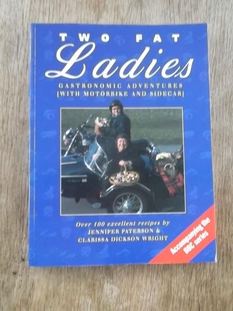 Two Fat Ladies kookboek Gastronomic adventures 1996, Boeken, Kookboeken, Ophalen of Verzenden, Gelezen