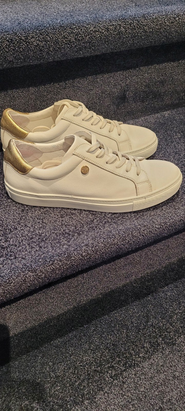 Nikkie sneaker maat 39 wit met goud accent, Kleding | Dames, Ophalen of Verzenden, Zo goed als nieuw, Wit, Sneakers of Gympen