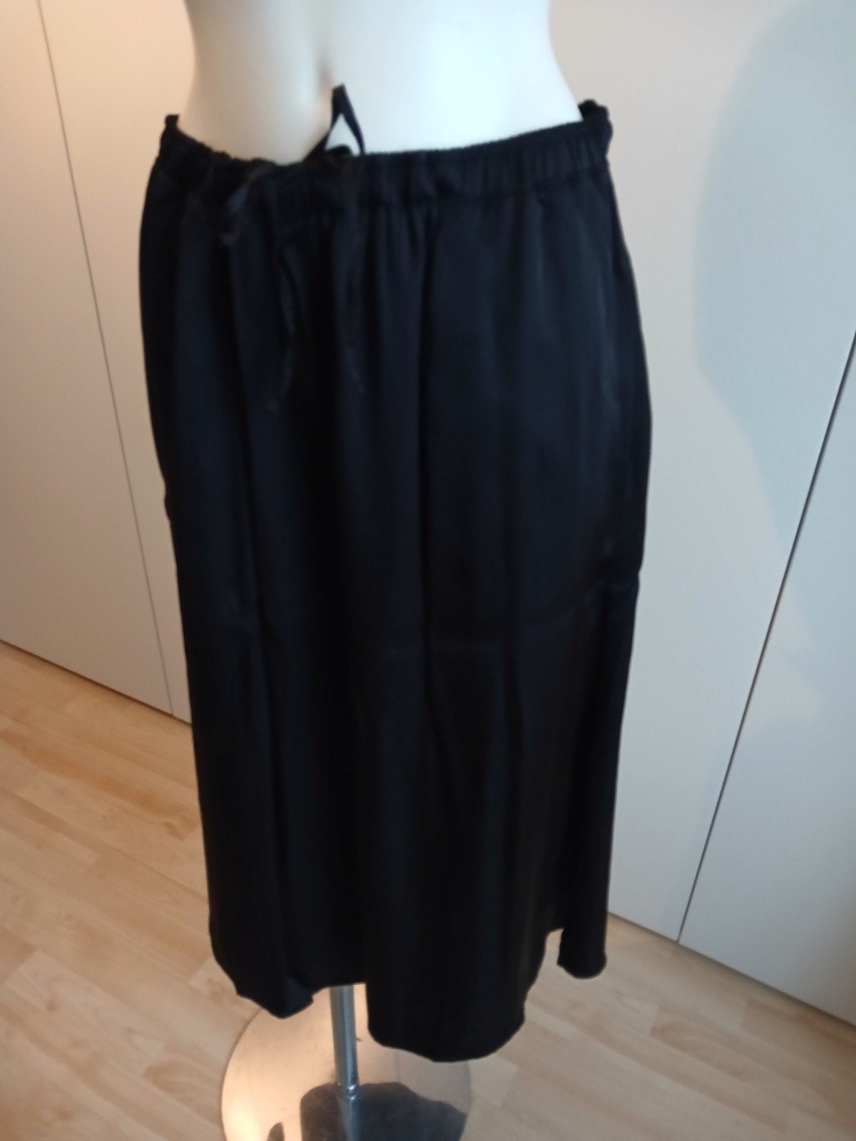 Hema Zwarte Satijnen Rok Maat L, Zwart, Maat 42/44 (L), Nieuw, Ophalen of Verzenden