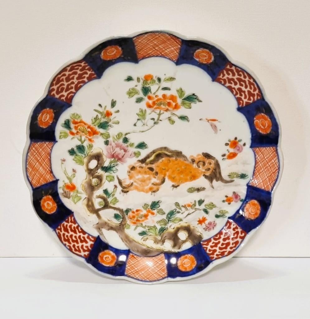 Antiek imari bord met pioenrozen en Foo-Dog, Antiek en Kunst, Antiek | Porselein, Ophalen of Verzenden