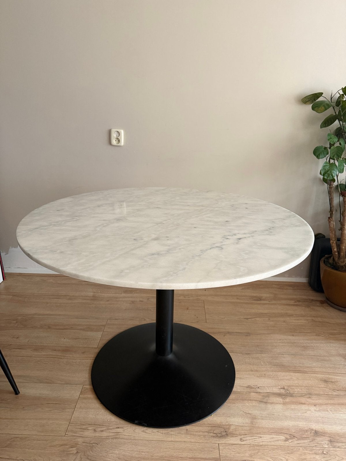 Ronde eettafel met marmeren blad en zwarte voet, Ophalen, Overige materialen, 100 tot 150 cm, Rond