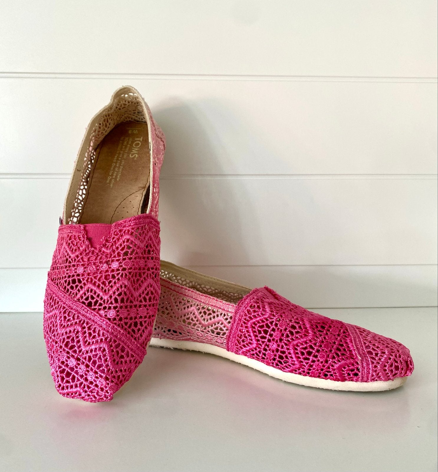 Roze gehaakte TOMS instappers - Maat 39, Kleding | Dames, Schoenen, Ophalen of Verzenden, Gedragen, Roze, Instappers