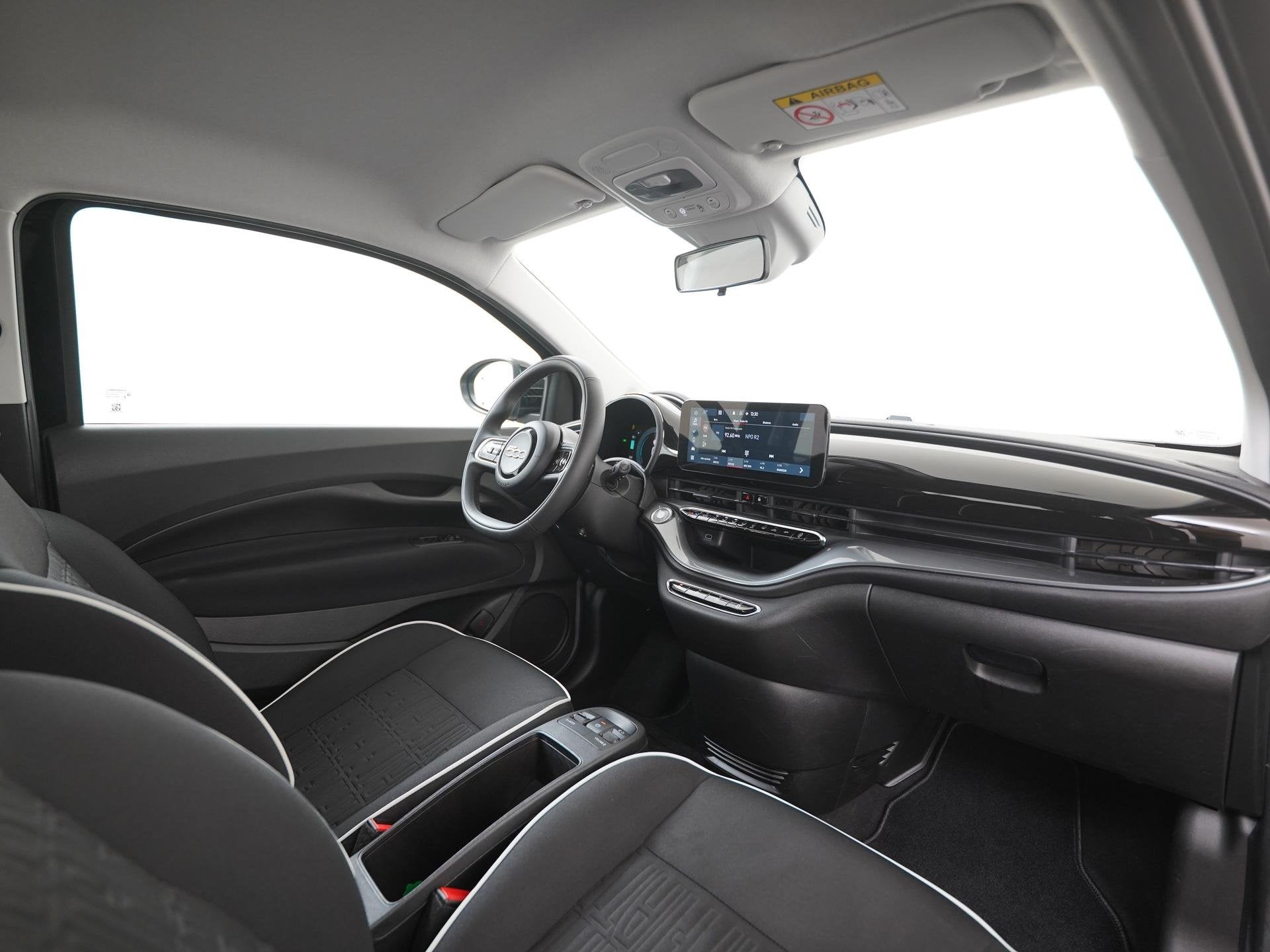 Fiat 500e 42 kWh | SOH 94% | Apple/Android Carplay | Keyless, Stof, 118 pk, Geheel digitaal combi-instrument, 4 stoelen