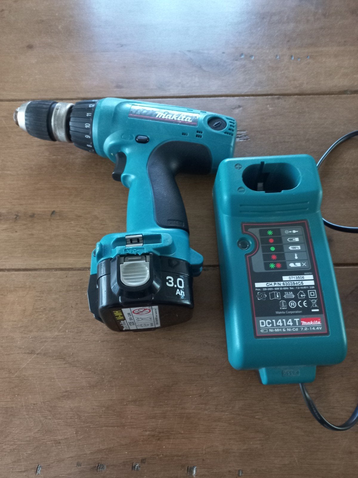 Makita Accuboormachine met lader (accu defect)