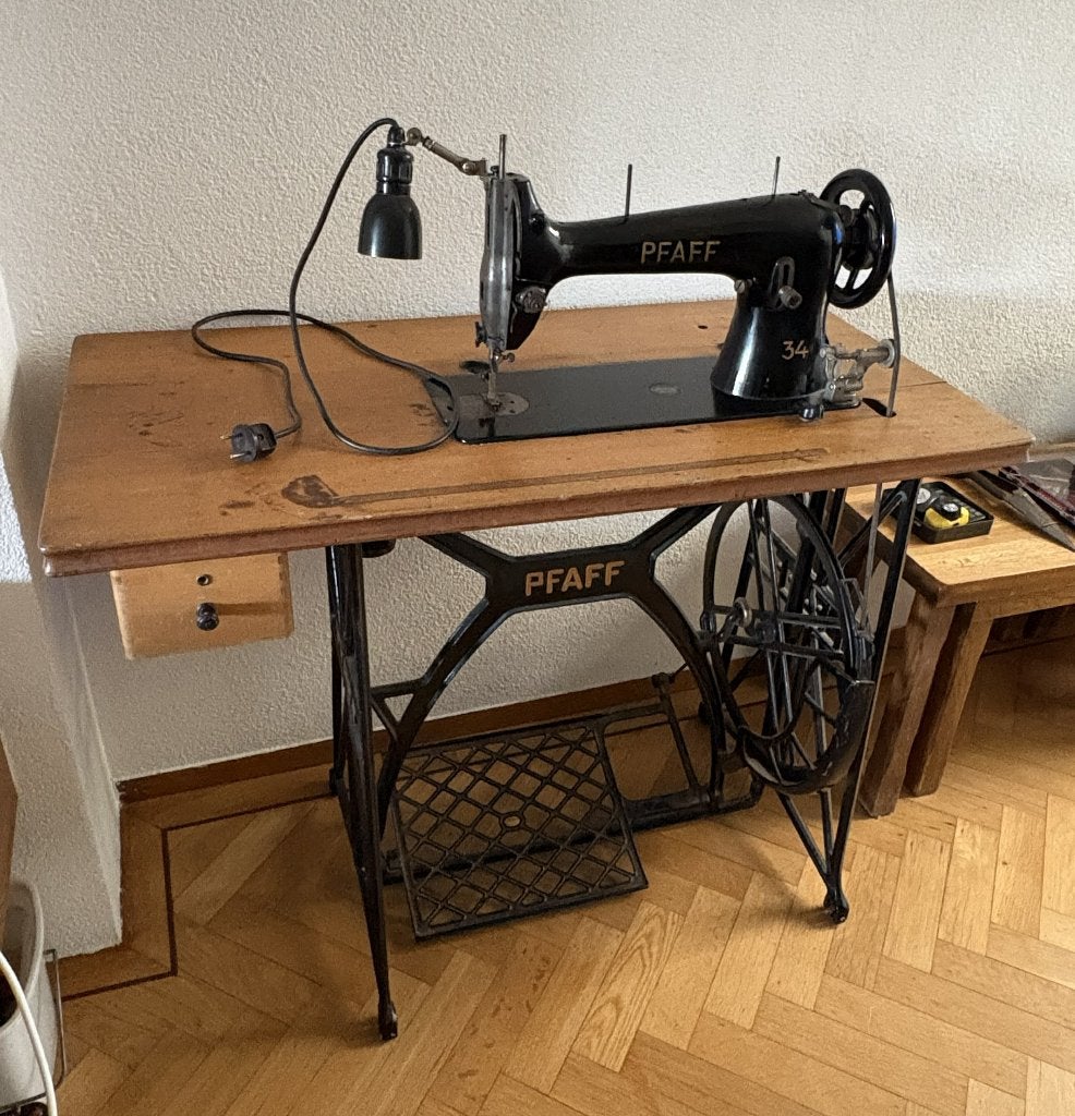 Pfaff - trap naaimachine op houten onderstel, Ophalen