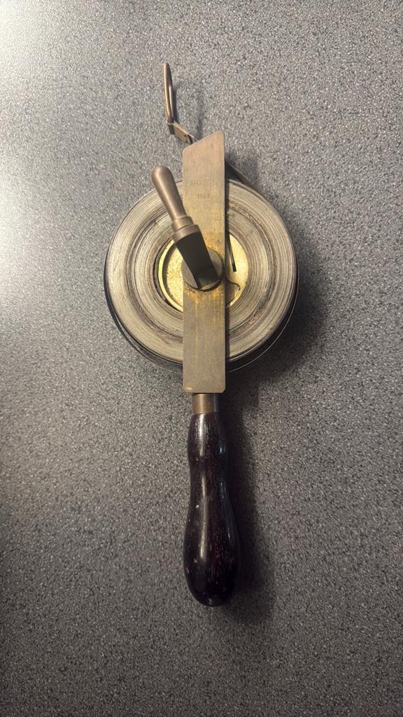 Vintage Ahrend meetlint / landmeters meetband, Antiek en Kunst, Antiek | Gereedschap en Instrumenten, Ophalen of Verzenden