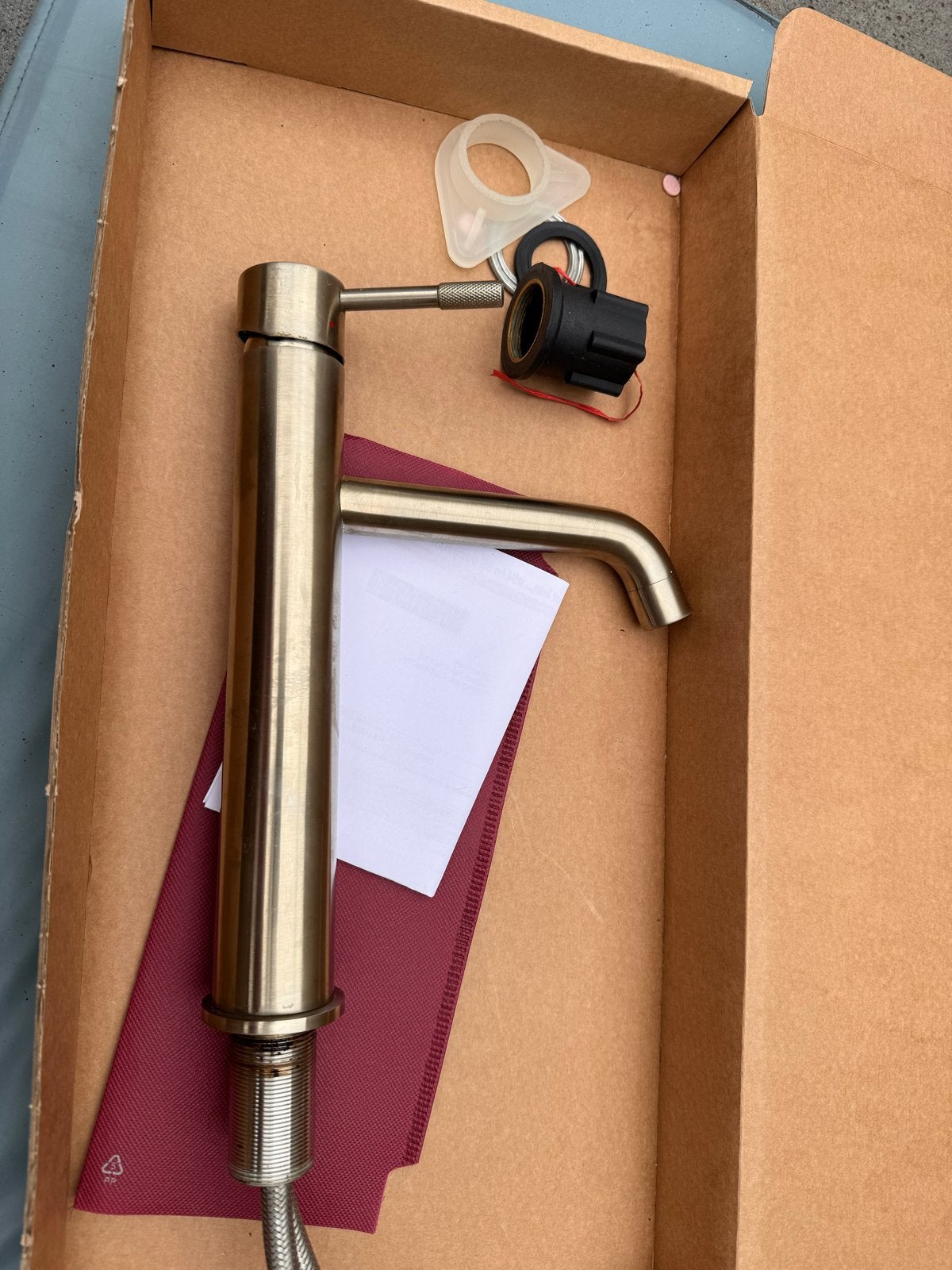 Nette bronzen kraan met flexibele aansluitslangen, Ophalen of Verzenden, Zo goed als nieuw, Kraan