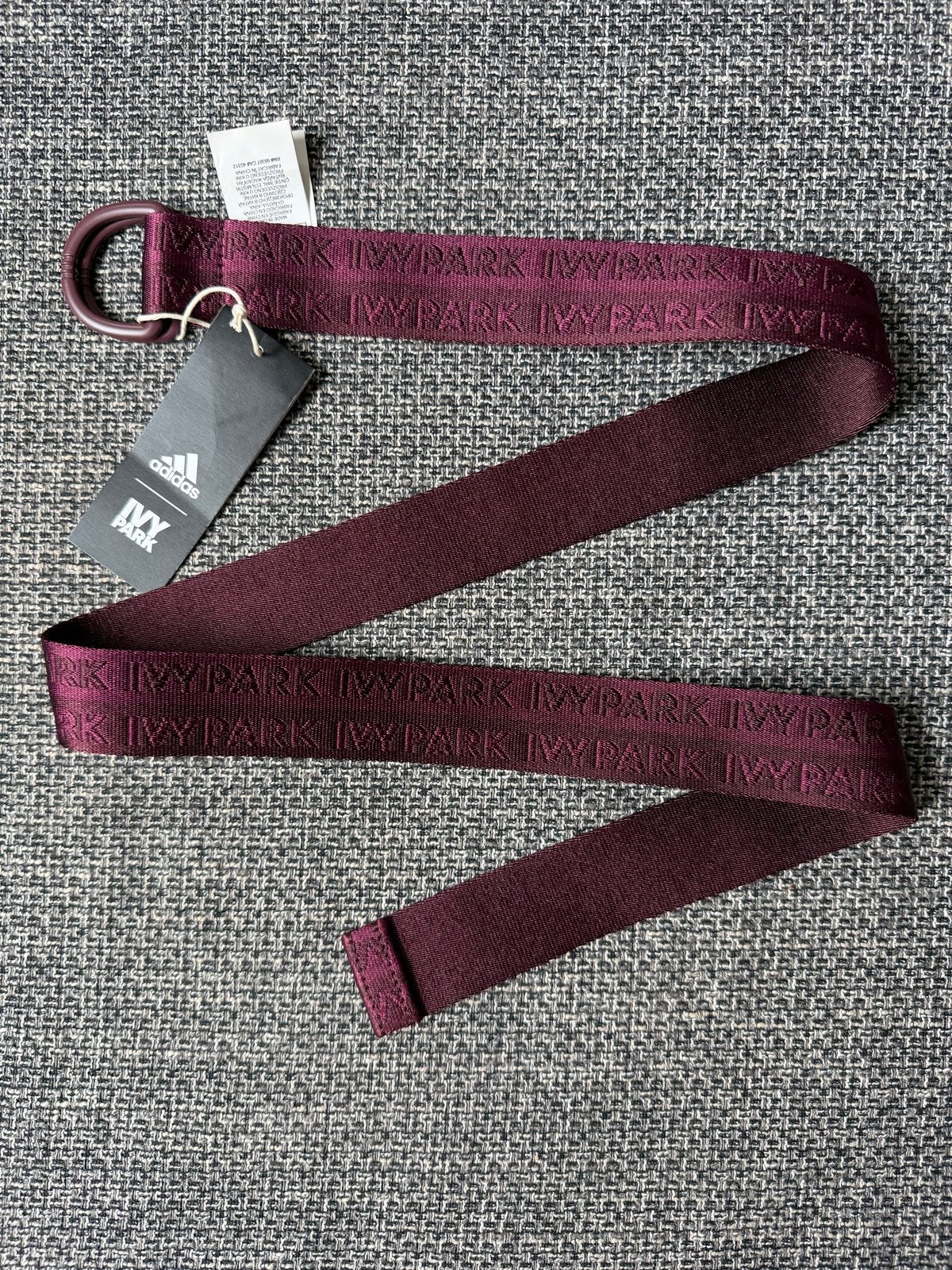Adidas x Ivy Park Rode Riem S/M - Nieuw met labels, Nieuw, Tailleriem, Ophalen of Verzenden, Rood
