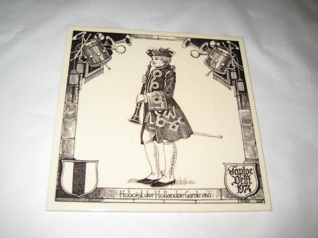 tegel taptoe delft 1974 - hoboist der hollandse garde 1760, Ophalen of Verzenden, Landmacht, Nederland, Overige typen