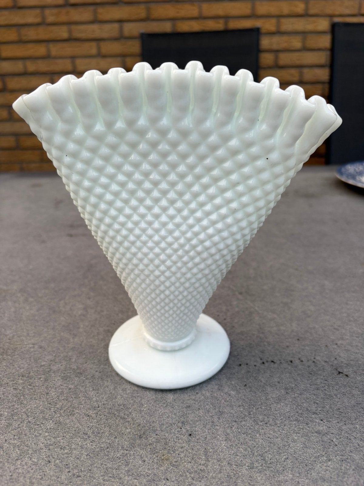 Melkglas waaiervaas, Huis en Inrichting, Met patroon/structuur, Wit, Ophalen of Verzenden, 18 cm