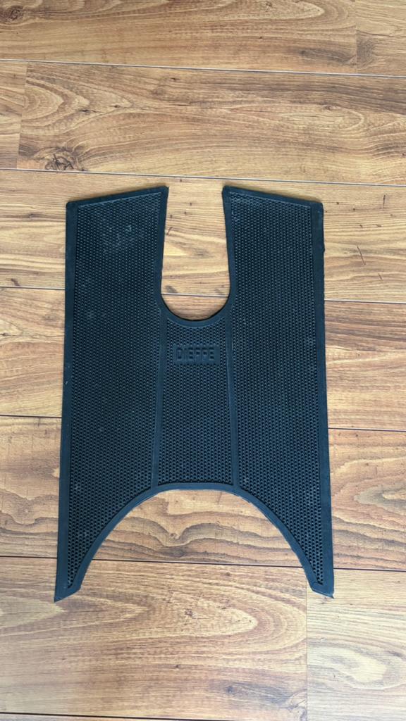 Piaggio SKR rubber mat voetenmatje NIEUW treeplank matje, Motoren, Ophalen of Verzenden