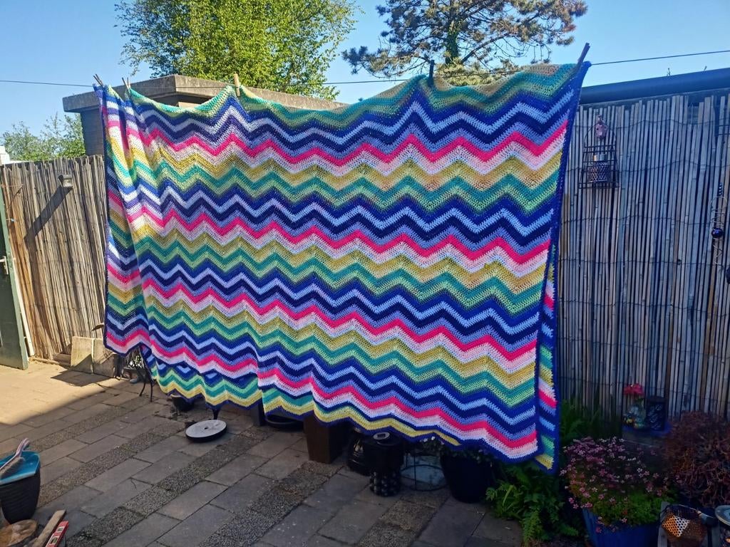 Vintage gehaakte deken - kleurrijk zigzag patroon, Huis en Inrichting, Woonaccessoires | Plaids en Woondekens, Ophalen, Gebruikt