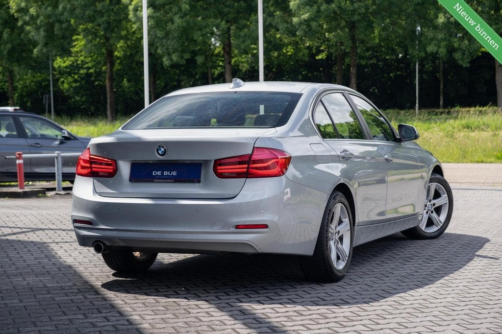 BMW 3-serie 318i Luxury|M-Sport|Org NL|LED|Navi Pro|Cruise|N, Auto's, BMW, Gebruikt, Origineel Nederlands, Handgeschakeld, 3 cilinders