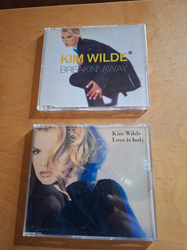 2 CD singles Kim Wilde Breakin' Away & Love is Holy, 2 t/m 5 singles, Ophalen of Verzenden, Gebruikt, Pop