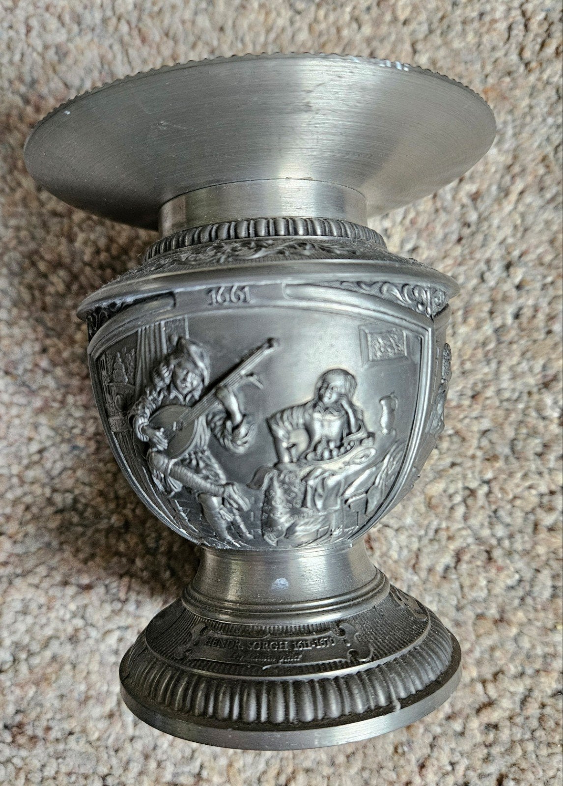 Antieke tinnen kaarsenhouder met reliëf, Antiek en Kunst, Antiek | Tin, Ophalen of Verzenden