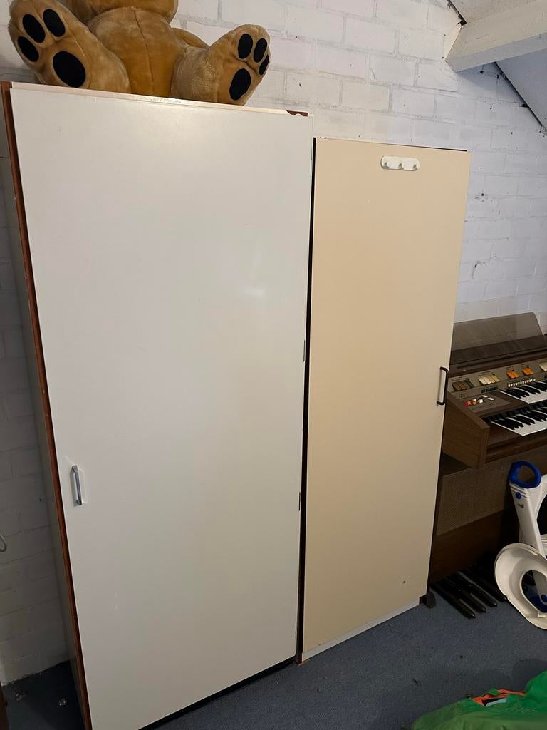 Twee kledingkasten met planken - wit en beige, Huis en Inrichting, Kasten | Roldeurkasten en Archiefkasten, Ophalen, 50 tot 100 cm