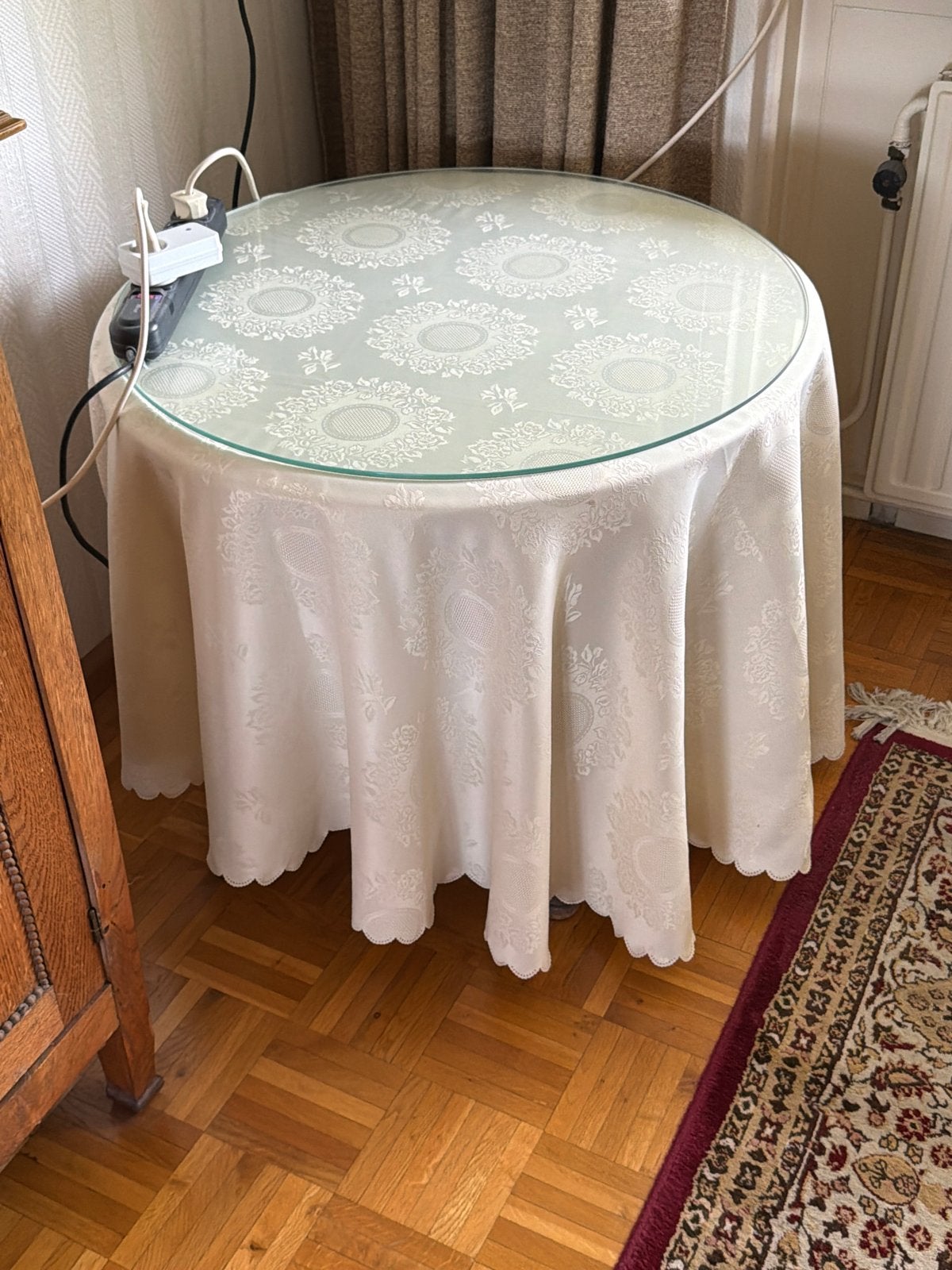 Antieke ronde bijzettafel met glazen blad, Ophalen, Gebruikt, Tot twee personen, 50 tot 100 cm