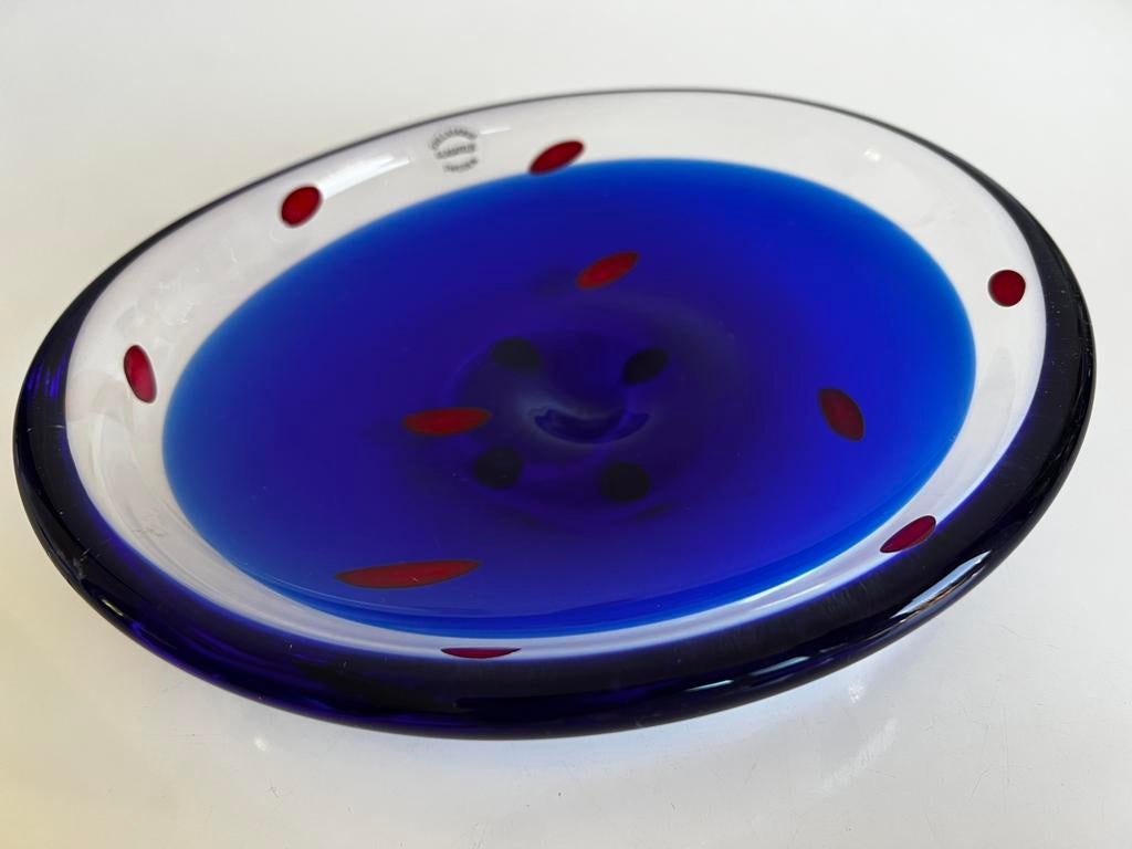 Vintage Zweeds Gullaskruf Atelje Blauwe Schaal Red Dots 60’s, Ophalen of Verzenden