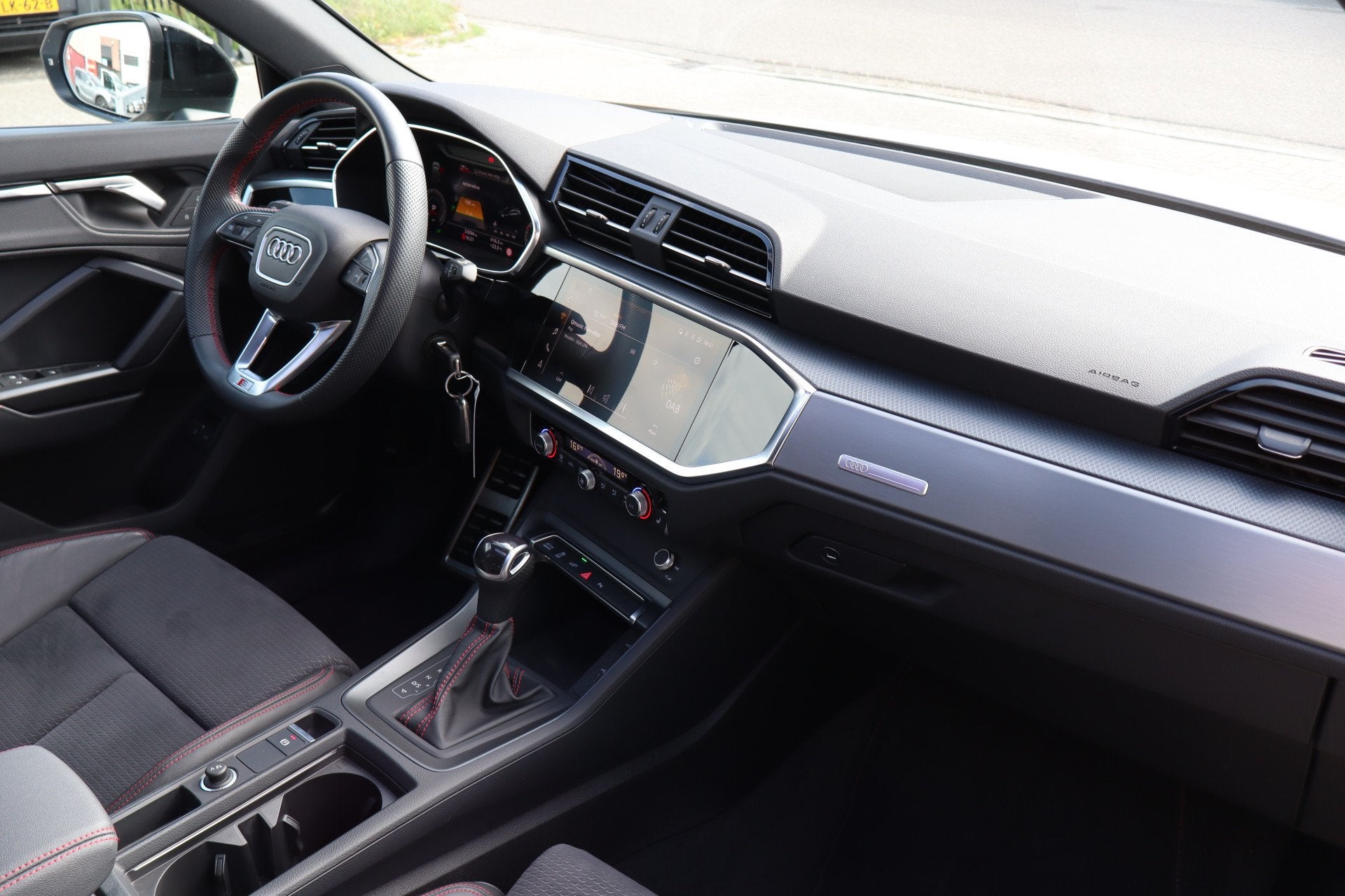 Audi Q3 Sportback 45 TFSI e 3x S-Line/Panoramadak/Stoelverwa, Auto's, Audi, 12 maanden, Gebruikt, Leder en Stof, Wit