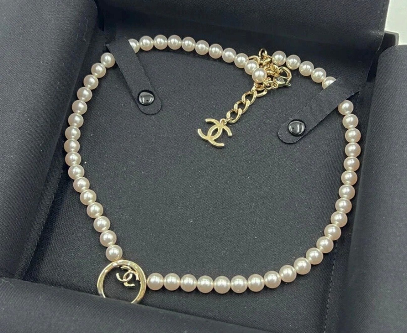 Chanel Parelketting met CC-logo en hanger, Wit, Nieuw, Ophalen of Verzenden, Overige materialen
