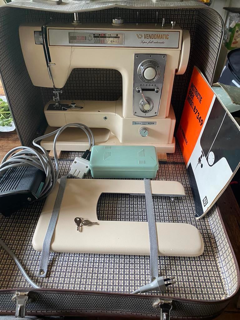 Klassieker Vendomatic  naaimachine 7349, Hobby en Vrije tijd, Naaimachines en Toebehoren, Ophalen, Zo goed als nieuw, Naaimachine