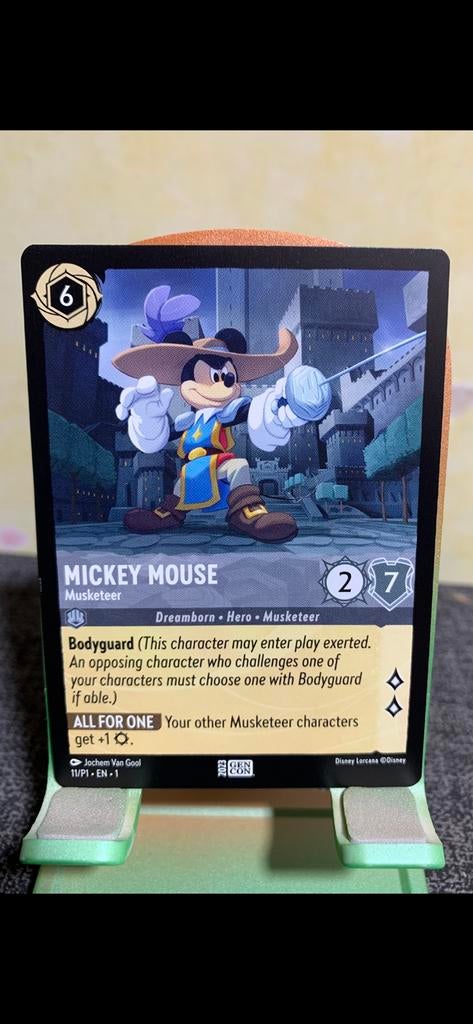 Disney Lorcana Mickey Mouse Musketeer Gen Con 2023 Promo, Ophalen of Verzenden, Mickey Mouse, Nieuw, Papier, Kaart of Schrift