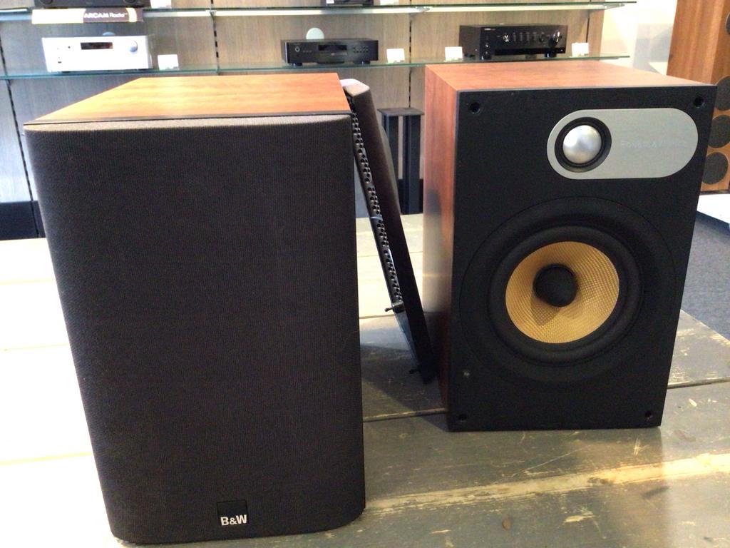 Bowers & Wilkins 686 monitor speakers, Ophalen of Verzenden, Zo goed als nieuw, 60 tot 120 watt, Bowers & Wilkins (B&W)