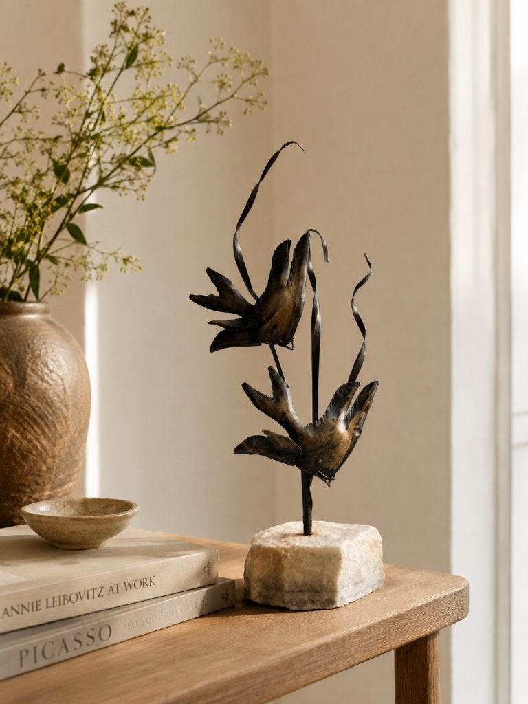 Vintage metalen sculptuur op natuurstenen voet twee vissen, Vintage, Gebruikt, Meerkleurig, Ophalen of Verzenden