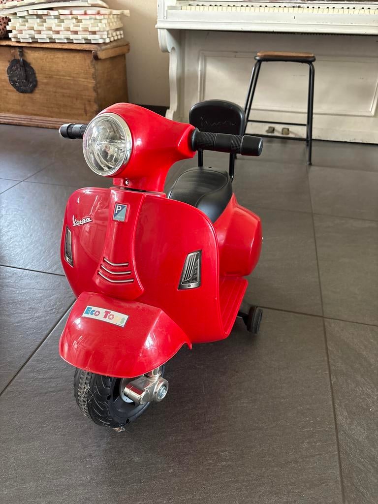 Rode Vespa kinderscooter, Kinderen en Baby's, Speelgoed | Buiten | Voertuigen en Loopfietsen, Ophalen, Zo goed als nieuw, Loopvoertuig