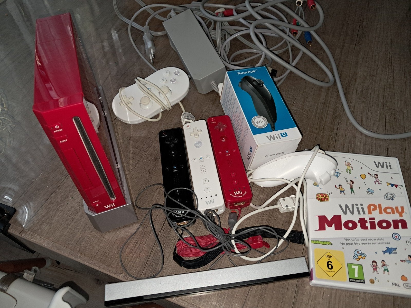 Rode Nintendo Wii-console met controllers en game, Spelcomputers en Games, Ophalen, Zo goed als nieuw, Met 3 controllers of meer
